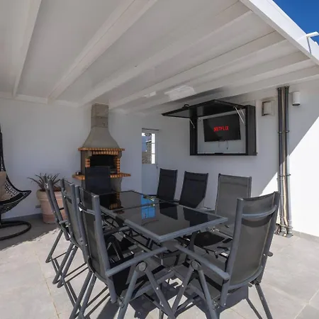 Дом отдыха Casa Private 25m Heated Pool With Hydraulic Mobility Lift