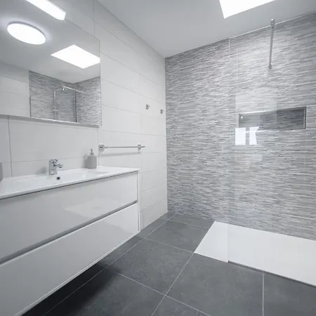 Casa Private 25m Heated Pool With Hydraulic Mobility Lift